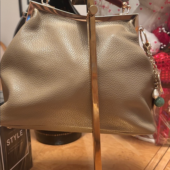 Like New Unbranded Tan shimmer Leather Handbag - Picture 4 of 10